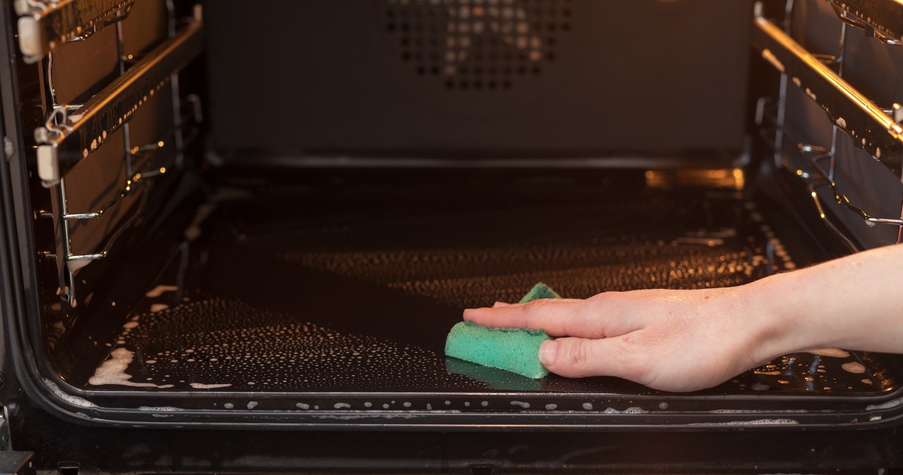 Piekarnik można doczyścić bez szorowania. Pomocne mogą okazać się domowe pasty. /123RF/Picsel, 123RF/Picsel /Pixel