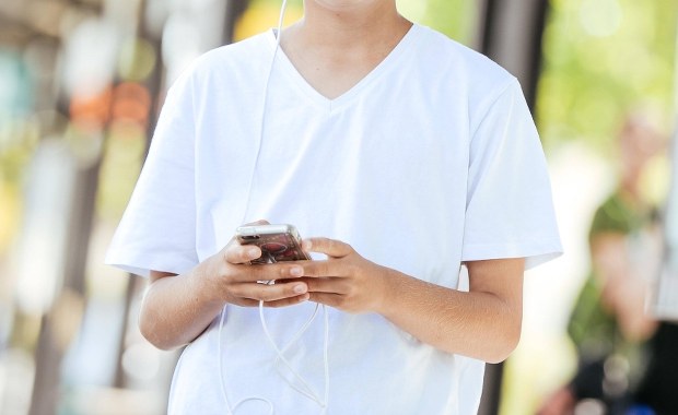 Piekary Śląskie: Zapatrzony w smartfona 12-latek wbiegł pod samochód