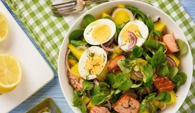 Piekę łososia, gotuję ziemniaki i jajka. Ta sałatka to witaminowa bomba, pomaga schudnąć