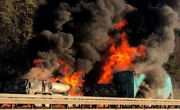 "Piekło" na autostradzie. Ciężarówka uderzyła w pojazdy amerykańskiej armii 