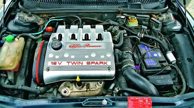 Piękna i delikatna: Alfa Romeo 156  z silnikiem 2.0 Twin Spark. /Motor
