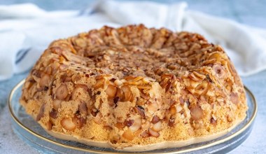 Piękne ciasto z orzechami. To gwarancja dobrego smaku na świątecznym stole