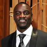 Piękne dziewczyny Akona