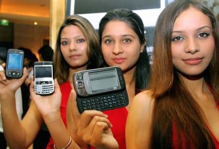 Piękne kobiety promujące telefony komórkowe to standard - może dlatego na rynek wchodzi Avon? /AFP