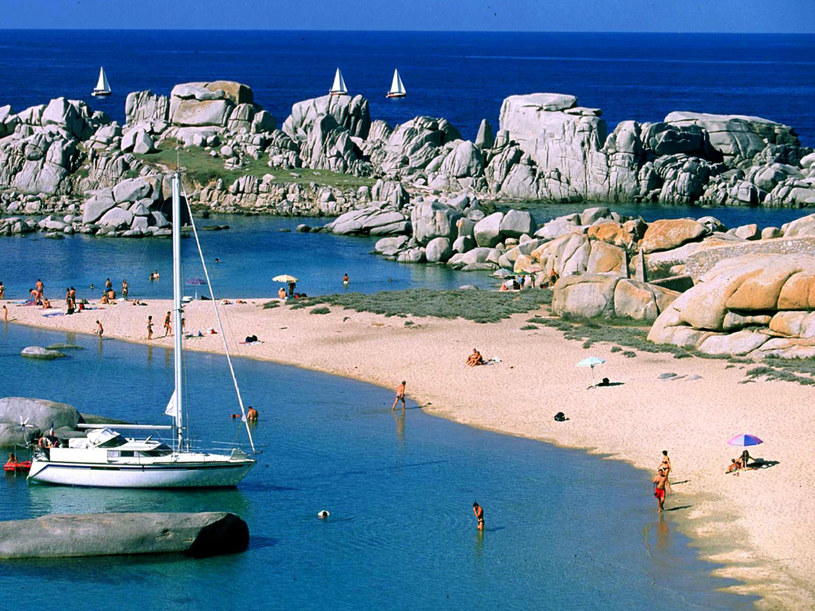 Piękne plaże zachęcają turystów do odwiedzenia Korsyki &nbsp; /AFP
