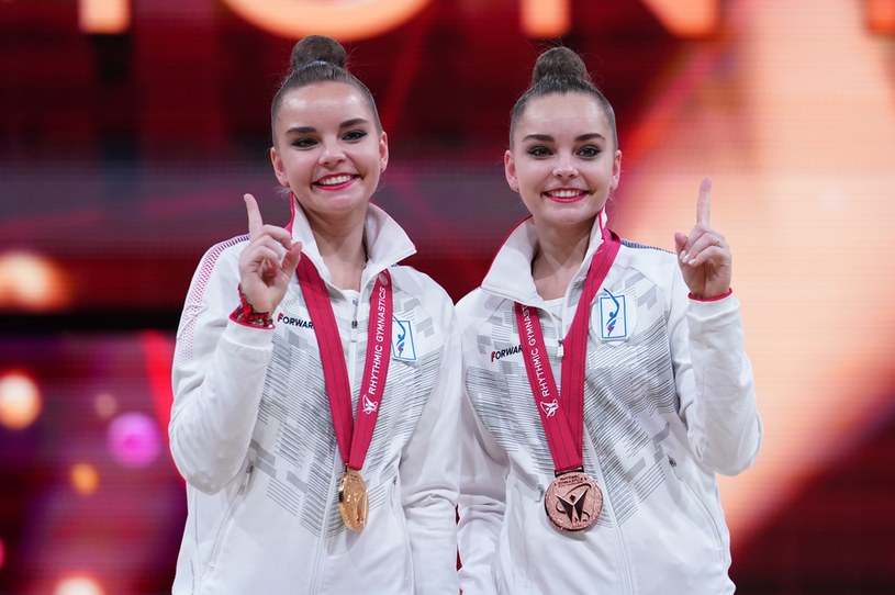 Piękne rosyjskie bliźniaczki podjęły decyzję w sprawie zmiany obywatelstwa