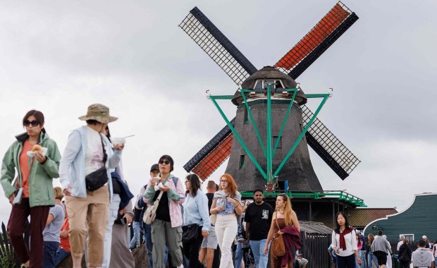 Piękne wiatraki przyciągają miliony turystów. Mieszkańcy mają już dość