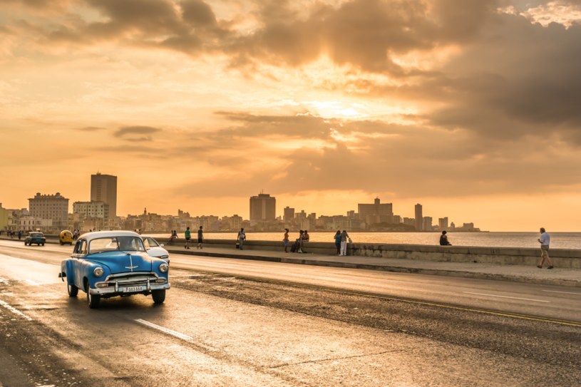 Piękne widoki, idealna pogoda i…  samochody retro. Czym jeszcze zachwyca Kuba? /123RF/PICSEL