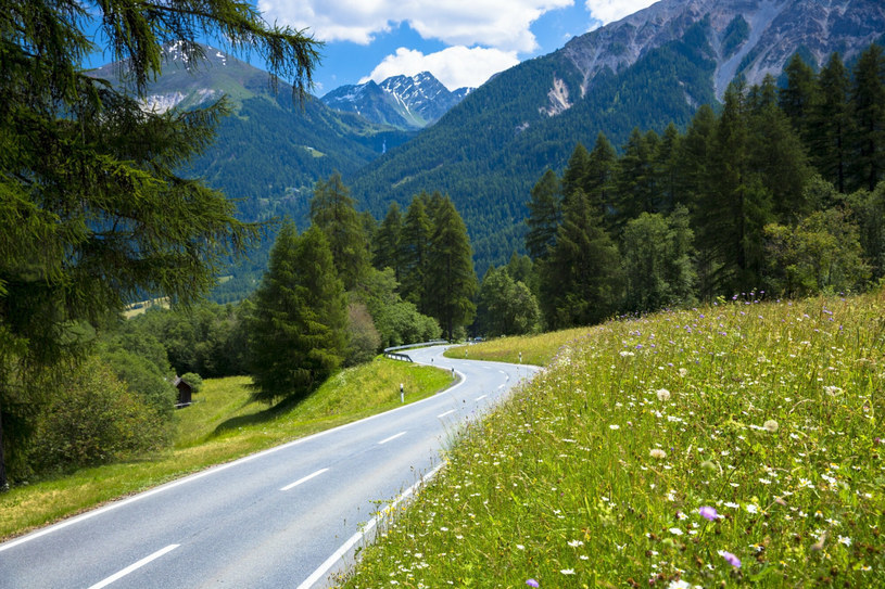 Piękne widoki na drogach w szwajcarskich Alpach. Czy na wszystkie drogi w Szwajcarii trzeba mieć winietę?  Czytaj więcej na  https://motoryzacja.interia.pl/wiadomosci/news-winiety-w-szwajcarii-2023-na-jakich-drogach-obowiazuja-i-kto,nId,6544685#utm_source=paste&utm_medium=paste&utm_campaign=chrome