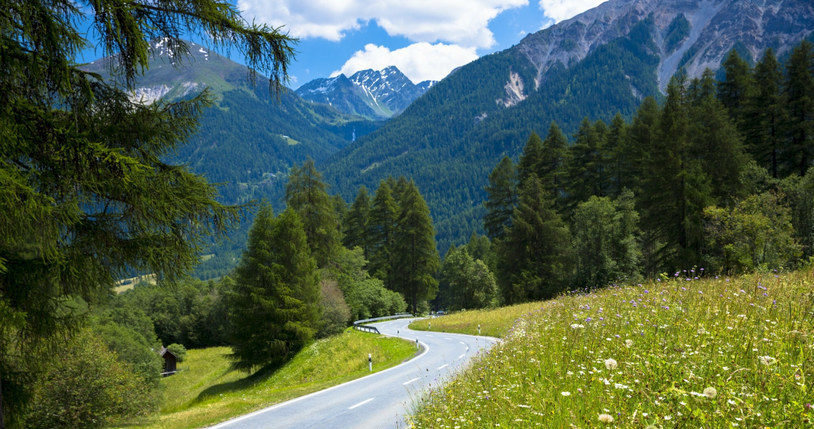 Piękne widoki na drogach w szwajcarskich Alpach. Czy na wszystkie drogi w Szwajcarii trzeba mieć winietę?  Czytaj więcej na  https://motoryzacja.interia.pl/wiadomosci/news-winiety-w-szwajcarii-2023-na-jakich-drogach-obowiazuja-i-kto,nId,6544685#utm_source=paste&utm_medium=paste&utm_campaign=chrome