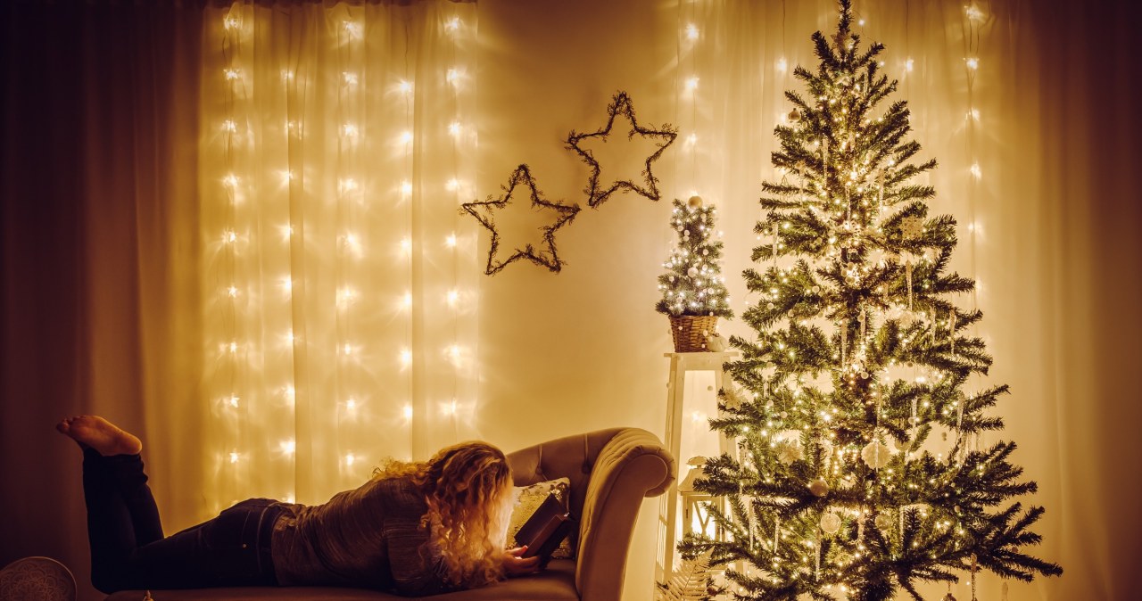 Pięknie ozdobiona i rozświetlona choinka to nieodłączny element świąt. /123RF/PICSEL