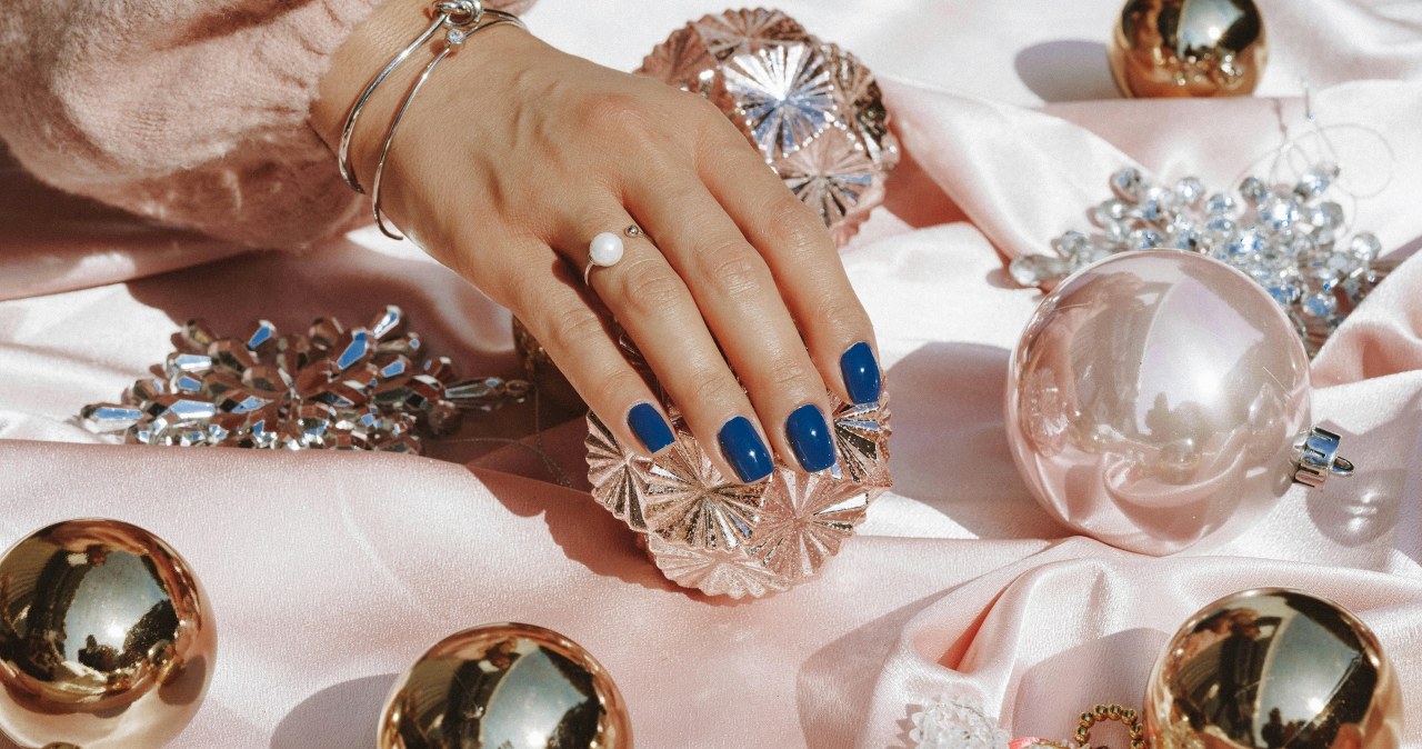 Piękny andrzejkowy manicure można wykonać na jeden wieczór z wykorzystaniem tradycyjnych lakierów do paznokci /Ari Roberts /pexels.com