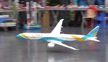 Piękny pokaz umiejętności fana modeli RC samolotów na przykładzie Boeinga 777