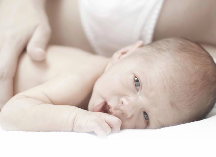 Pielęgnacja delikatnych części ciała noworodka często spędza sen z powiek młodym rodzicom /ThetaXstock
