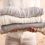 Pielęgnacja wełnianych ubrań w kilku prostych krokach. Gryzące swetry nie będą problemem