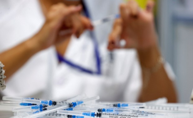 Pielęgniarka mogła "zaszczepić" solą fizjologiczną ponad 8 tys. osób 