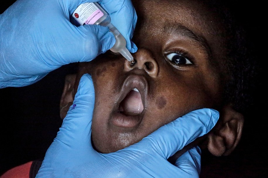 Pielęgniarka podaje krople ze szczepionką przeciwko polio palestyńskiemu dziecku w szkole ONZ w mieście Dajr al-Balah w centralnej części Strefy Gazy. Według UNICEF-u do Gazy zostanie dostarczonych ponad 1,6 miliona dawek nowej doustnej szczepionki przeciwko polio typu 2 w ramach dwóch rund kampanii szczepień.