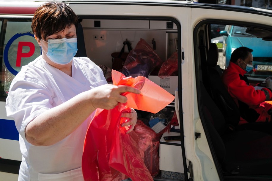 Pielęgniarka pracujaca w "wymazobusie" w Sosnowcu / 	Andrzej Grygiel    /PAP