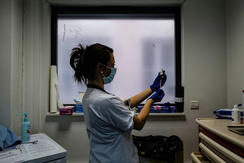 Pielęgniarka przygotowuje dawkę szczepionki /AFP
