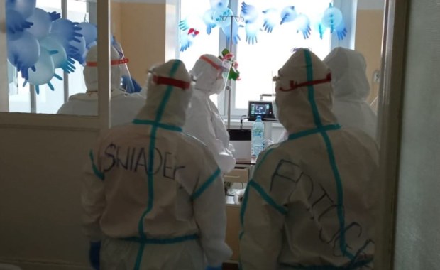 Pielęgniarka świadkiem, druga fotografem. Ślub na oddziale covidowym