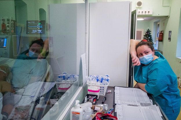 Pielęgniarka w jednym ze szpitali w Budapeszcie /ZOLTAN BALOGH /PAP/EPA