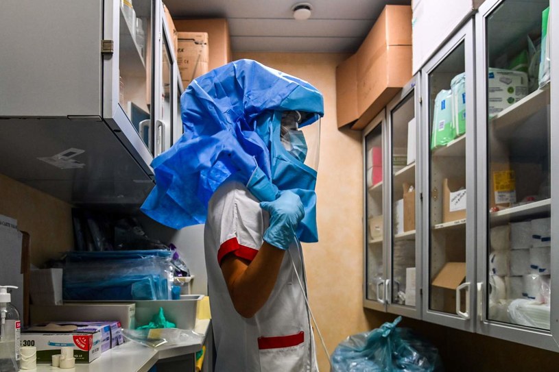 Pielęgniarka w Rzymie zakłada specjalny kombinezon przed wejściem na oddział covidowy /AFP