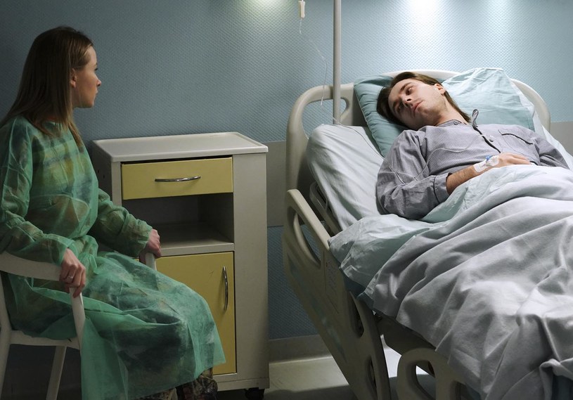Pielęgniarka zdziwi się na widok siedzącej przy łóżku Cezarego Sofii /Źródło: AIM