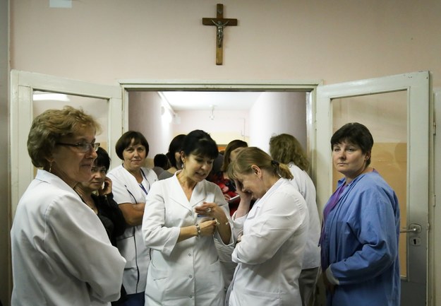 Pielęgniarki na korytarzu w szpitalu w Wyszkowie /Paweł Supernak /PAP