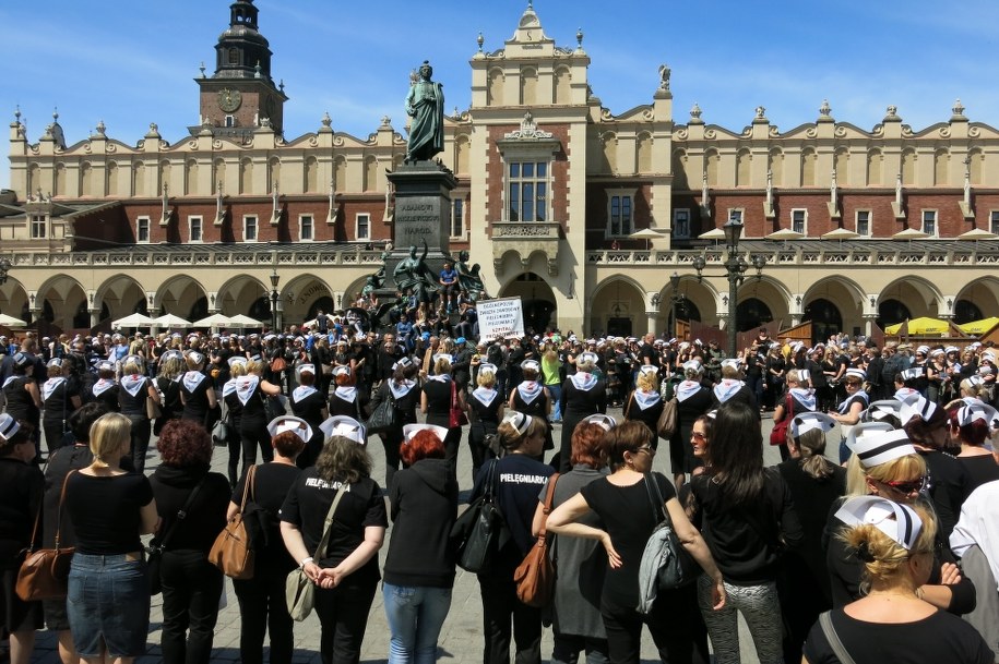 Pielęgniarki na Rynku Głównym w Krakowie /Józef Polewka /RMF FM