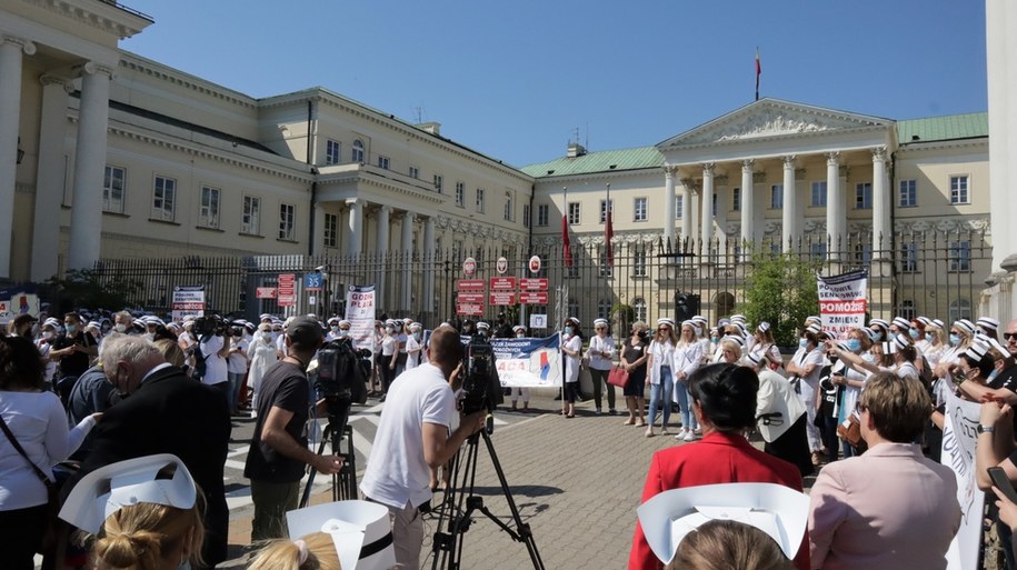 Pielęgniarki przed urzędem wojewódzkim w Warszawie /Piotr Szydłowski /RMF FM