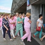 Pielęgniarki z Centrum Zdrowia Dziecka wycofują się z referendum i proszą premier Szydło o pomoc