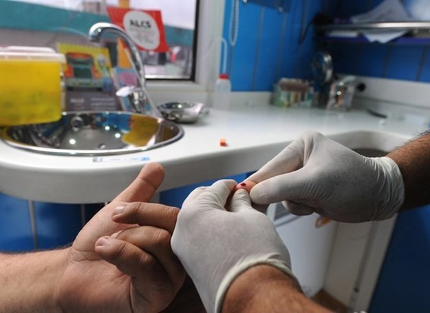 Pielęgniarz pobiera próbkę krwi do badań nad wirusem HIV /AFP