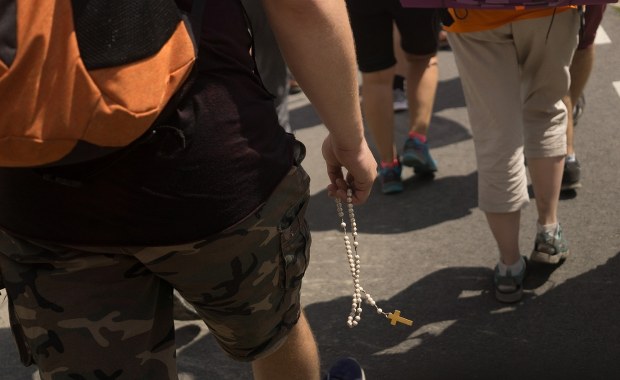 Pielgrzymi ciągną do słynnego miejsca objawień w Polsce. Policja już się szykuje