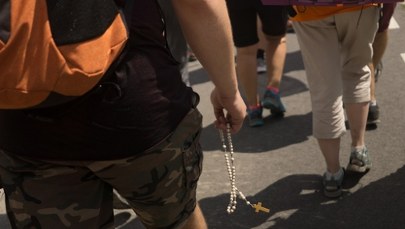 Pielgrzymi ciągną do słynnego miejsca objawień w Polsce. Policja już się szykuje