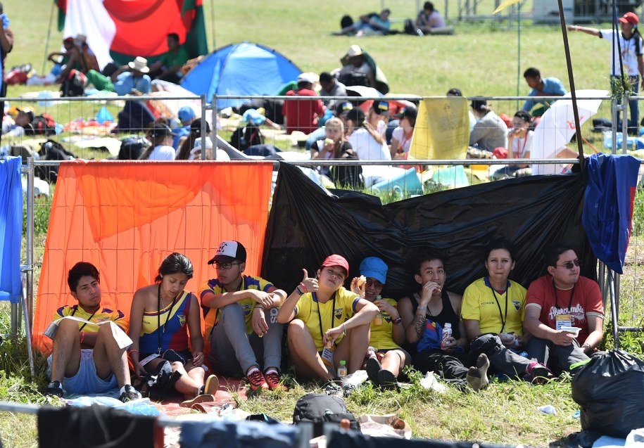 Pielgrzymi gromadzą się na Campusie Misericordiae w Brzegach /Maciej Kulczyński /PAP