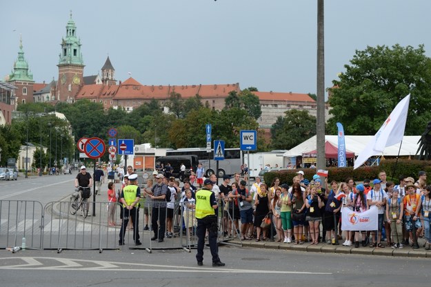 Pielgrzymi gromadzą się na trasie przejazdu papieża Franciszka z lotniska na Wawel /Darek Delmanowicz /PAP