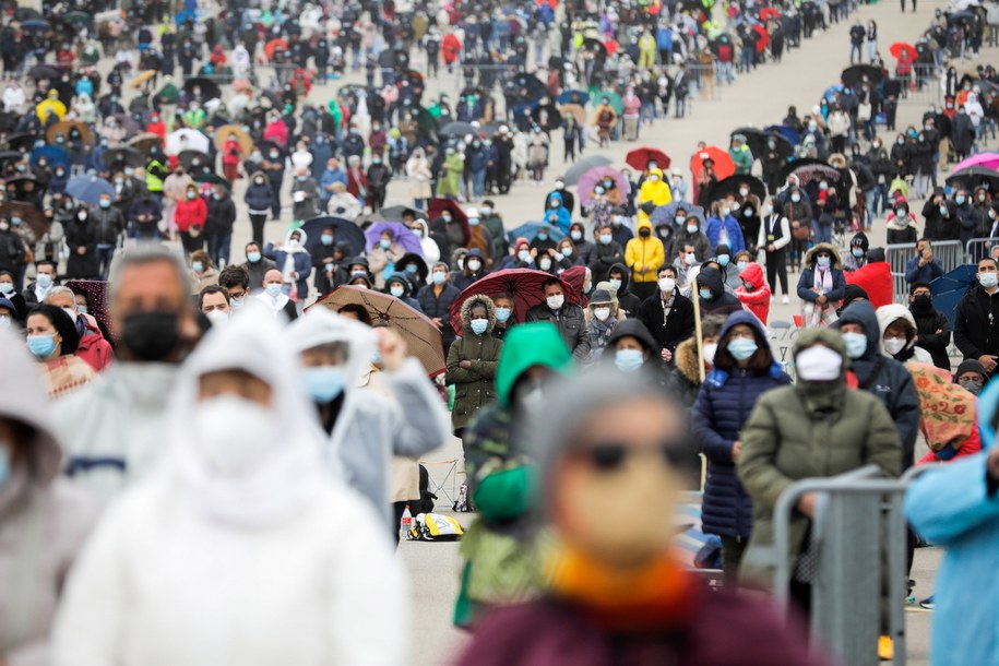 Pielgrzymi na uroczystościach w Fatimie /PAULO NOVAIS /PAP/EPA