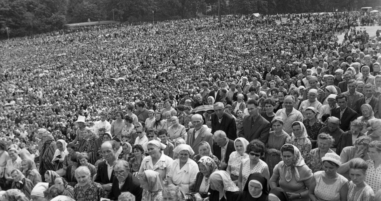 Pielgrzymi na wałach i na błoniach pod wałami jasnogórskiego klasztoru w 1966 r. podczas obchodów Tysiąclecia Chrztu Polski /Z archiwum Narodowego Archiwum Cyfrowego