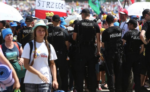 "Pielgrzymi oczekujący na peronach mogli zostać zepchnięci na tory". Policja o ŚDM