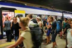 Pielgrzymi opuszczają Kraków. Tłumy na Dworcu Głównym 