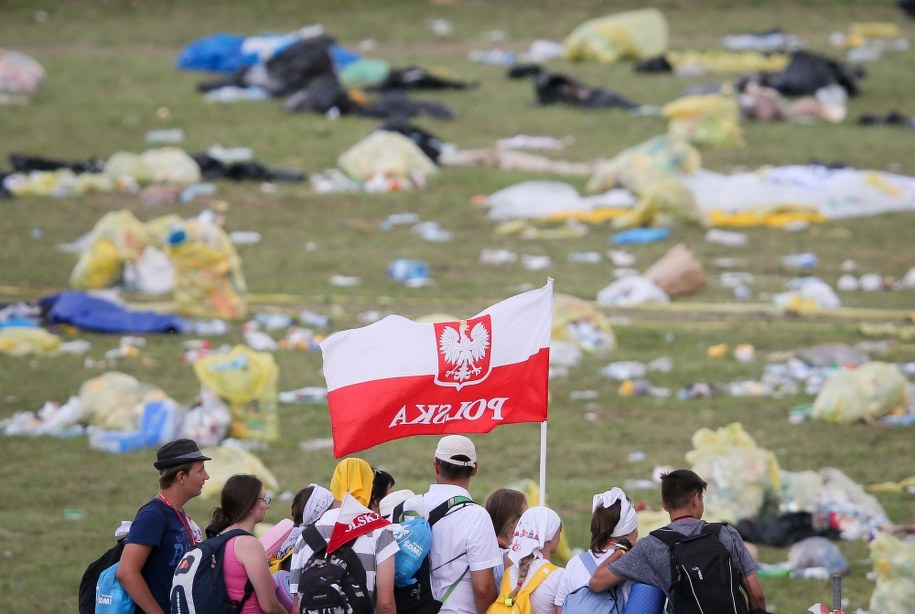 Pielgrzymi opuszczają teren Campusu Misericordiae w Brzegach /Paweł Supernak /PAP