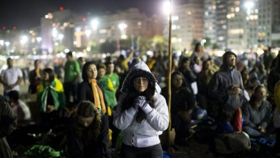 Pielgrzymi spędzili noc na plaży. Czekają na papieża