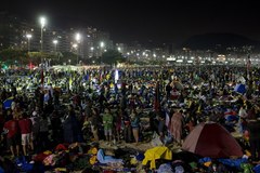 Pielgrzymi spędzili noc na plaży. Czekają na papieża