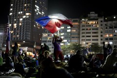 Pielgrzymi spędzili noc na plaży. Czekają na papieża