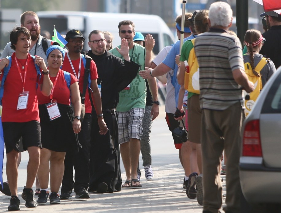 Pielgrzymi w drodze na Błonia /Leszek Szymański /PAP