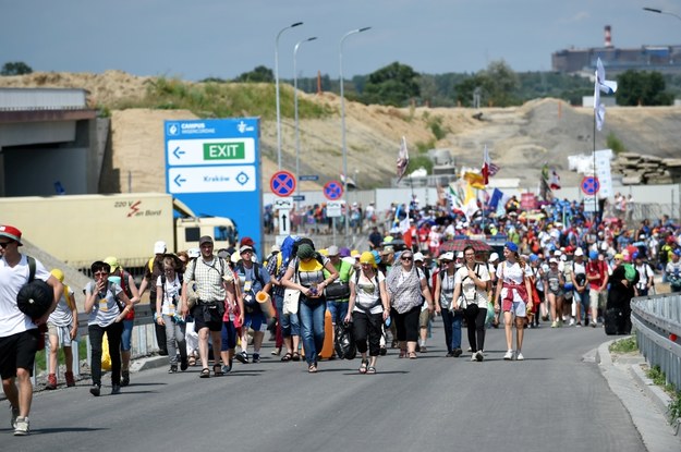 Pielgrzymi w drodze na Campus Misericordiae w Brzegach /Marcin Obara /PAP
