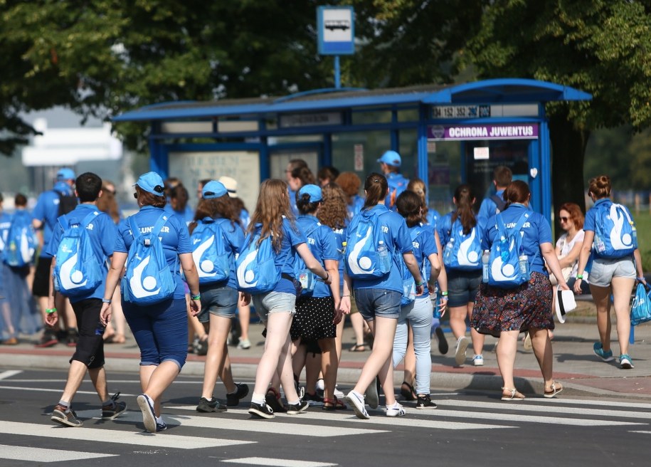 Pielgrzymi w drodze na krakowskie Błonia /Leszek Szymański /PAP