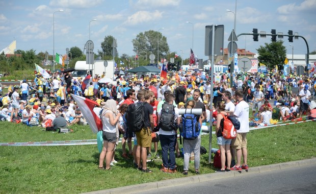 Pielgrzymi w drodzed na pola Campus Misericordiae w Brzegach