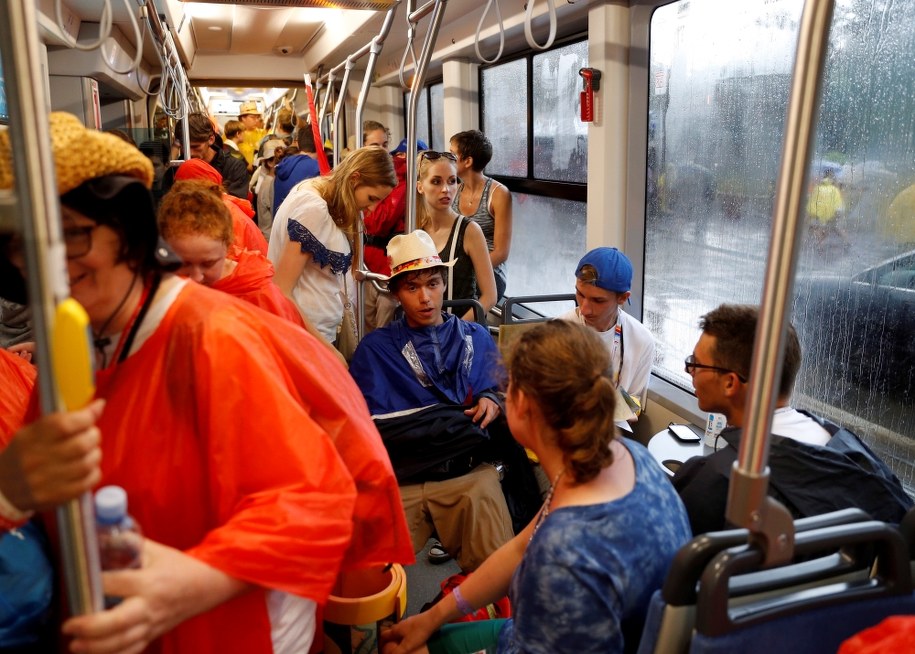 Pielgrzymi wracający ze spotkania z papieżem w Brzegach /Andrzej Grygiel /PAP