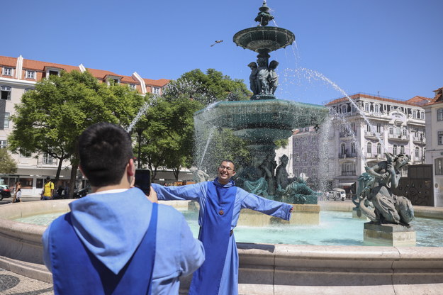 Pielgrzymi z całego świata zjeżdżają na Światowe Dni Młodzieży do Lizbony /ANTONIO COTRIM  /PAP/EPA